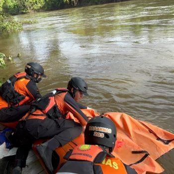 Evakuasi korban hanyut di Sungai Melenyu 2 oleh Tim SAR Gabungan usai ditemukan pada hari ketiga pencarian, Rabu (3/6/2026).