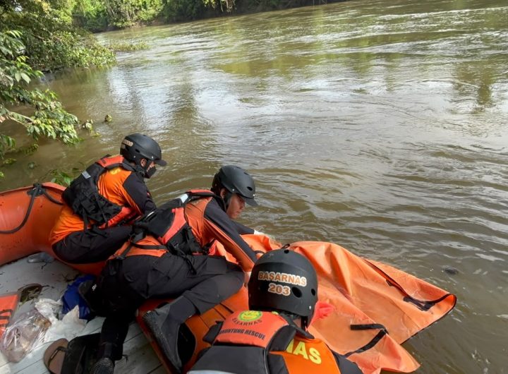 Evakuasi korban hanyut di Sungai Melenyu 2 oleh Tim SAR Gabungan usai ditemukan pada hari ketiga pencarian, Rabu (3/6/2026).
