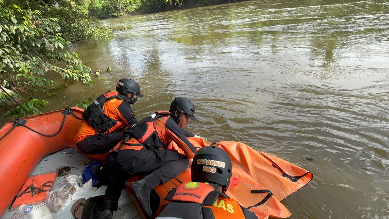 Evakuasi korban hanyut di Sungai Melenyu 2 oleh Tim SAR Gabungan usai ditemukan pada hari ketiga pencarian, Rabu (3/6/2026).