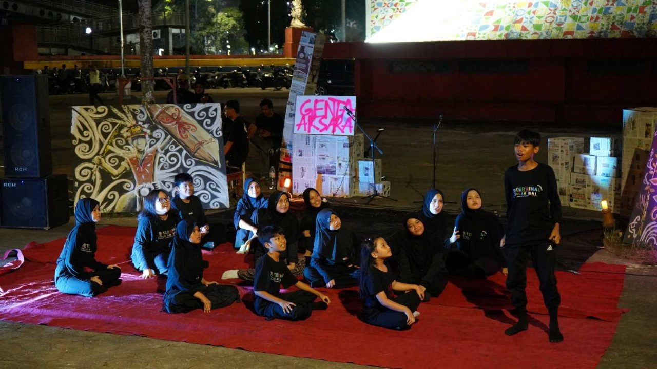 Suasana Genta Aksara yang menghadirkan ruang bagi masyarakat, khususnya anak muda, untuk berbagi cerita dan berekspresi melalui karya seni di Jam Bentong, Tenggarong, Sabtu (27/6/2026).