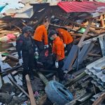 Suasana proses evakuasi dan pencarian korban insiden ledakan di Kompleks Perikanan Biak.