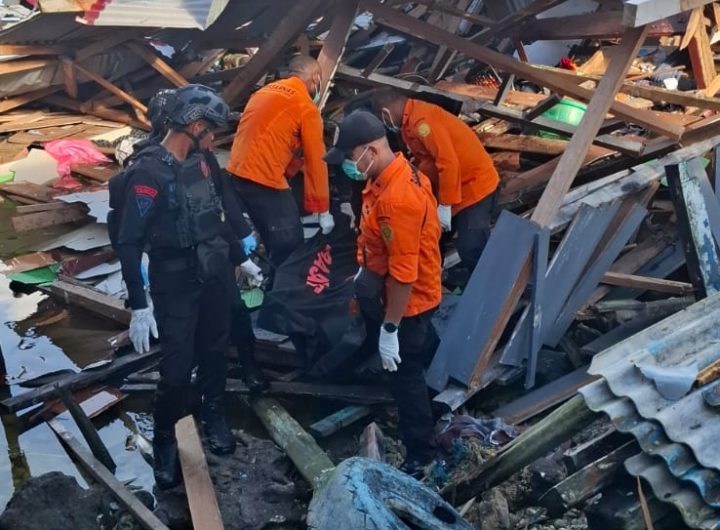 Suasana proses evakuasi dan pencarian korban insiden ledakan di Kompleks Perikanan Biak.