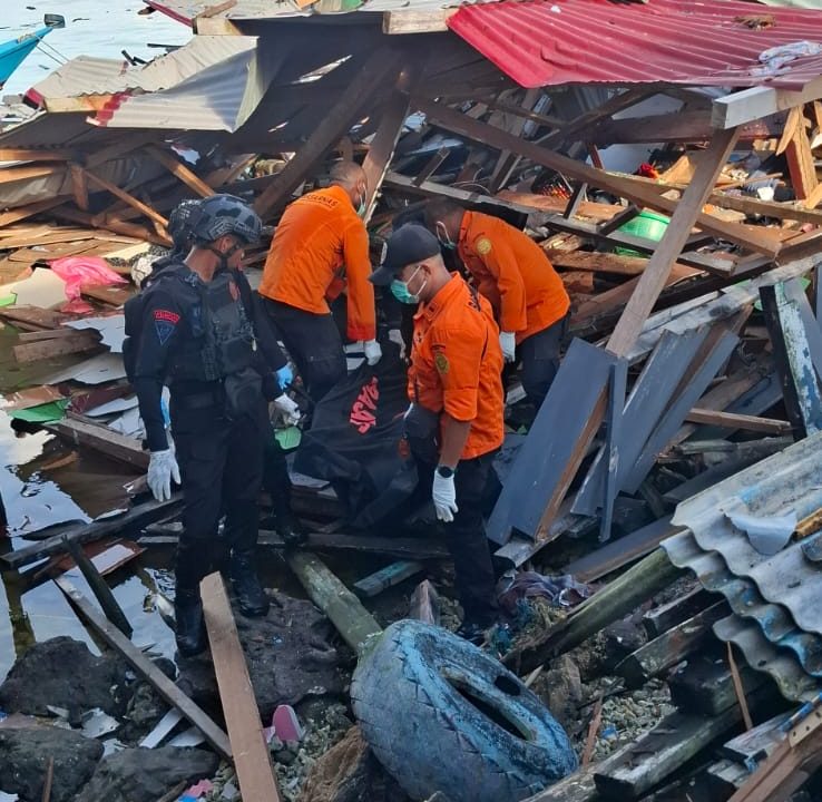 Suasana proses evakuasi dan pencarian korban insiden ledakan di Kompleks Perikanan Biak.