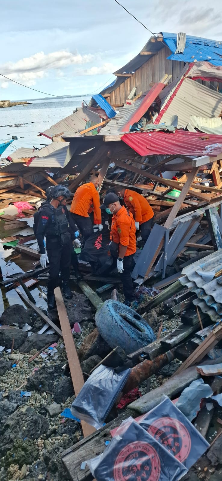 Suasana proses evakuasi dan pencarian korban insiden ledakan di Kompleks Perikanan Biak.
