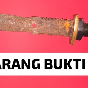 Barang bukti berupa satu bilah pisau belati yang diamankan polisi dari tangan pelaku dalam kasus dugaan penganiayaan dan pengancaman di Kecamatan Loa Janan, Kutai Kartanegara.