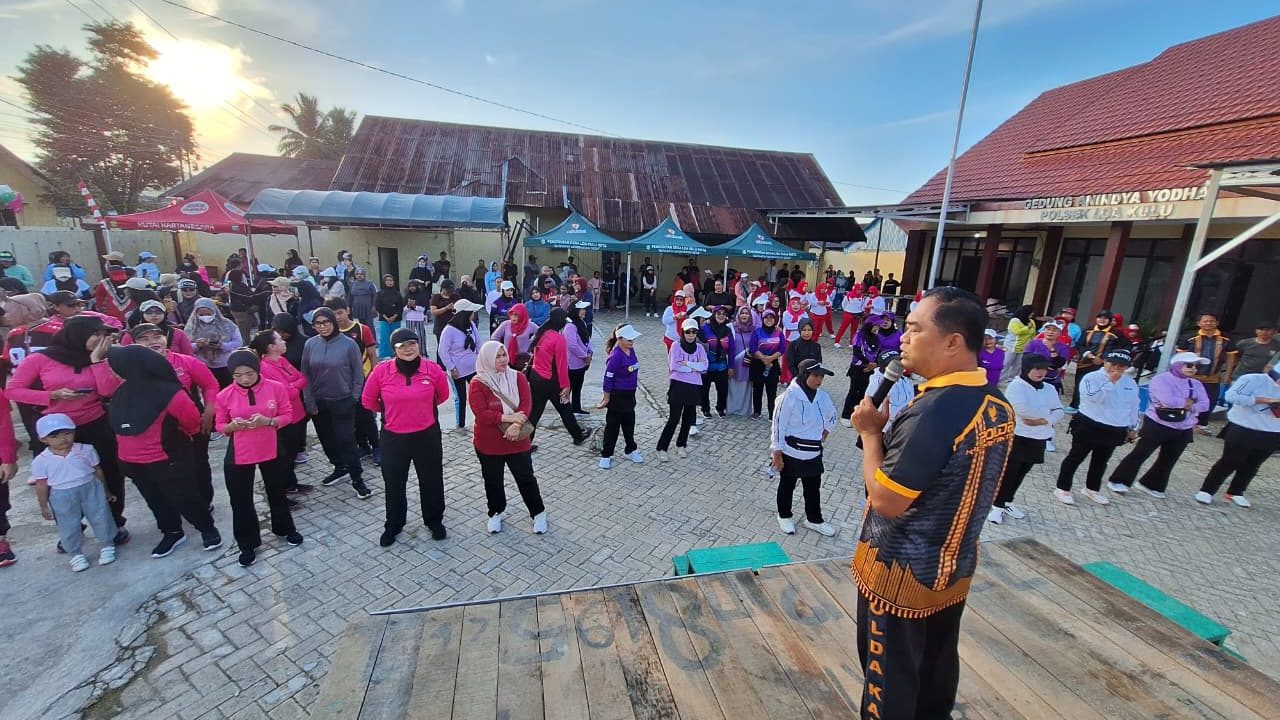 Hari Bhayangkara ke-80, Polsek Loa Kulu Pererat Kebersamaan Lewat Jalan Santai Bersama Warga.