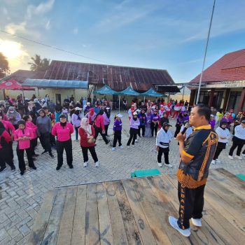 Hari Bhayangkara ke-80, Polsek Loa Kulu Pererat Kebersamaan Lewat Jalan Santai Bersama Warga.