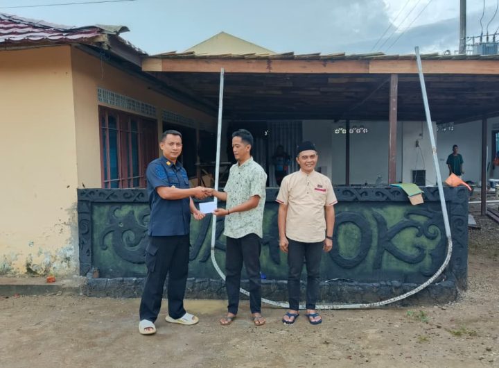 Lapas Kelas IIA Tenggarong menyerahkan premi hasil kerja kepada warga binaan yang telah menyelesaikan masa pidana dan dinyatakan bebas, Jumat (19/6/2026).