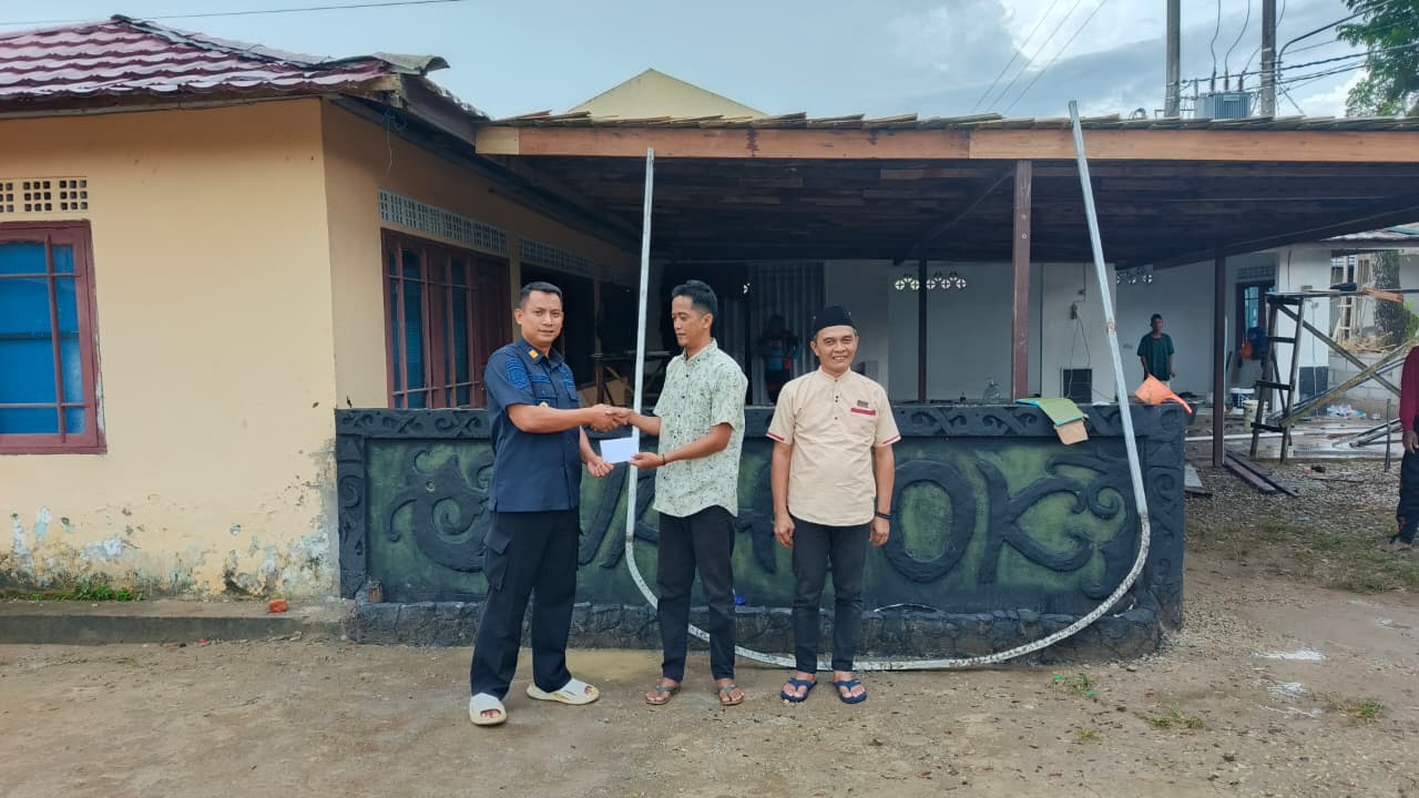 Lapas Kelas IIA Tenggarong menyerahkan premi hasil kerja kepada warga binaan yang telah menyelesaikan masa pidana dan dinyatakan bebas, Jumat (19/6/2026).