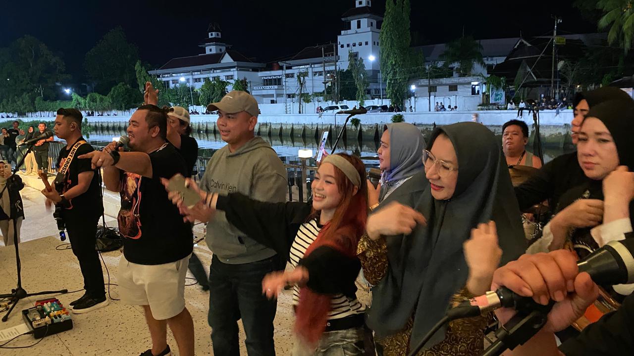 Mantan Bupati Kukar, Rita Widyasari, hadir dan ikut berjoget bersama warga dalam gelaran Musikkita Featuring di Taman Musik Tenggarong, Minggu (14/6/2026) malam.