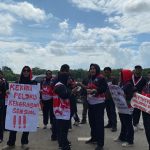 Massa dari TRC PPA Kaltim dan elemen masyarakat menyampaikan aspirasi di depan Kantor DPRD Kukar terkait penanganan dugaan kasus kekerasan seksual di lingkungan pondok pesantren.