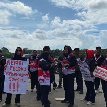 Massa dari TRC PPA Kaltim dan elemen masyarakat menyampaikan aspirasi di depan Kantor DPRD Kukar terkait penanganan dugaan kasus kekerasan seksual di lingkungan pondok pesantren.