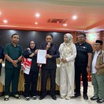 Ketua DPRD Kukar Ahmad Yani bersama TRC PPA Kaltim usai penandatanganan pakta integritas sebagai komitmen mengawal penyelesaian dugaan kasus asusila di Ponpes Ibadurrahman, Senin (15/6/2026).