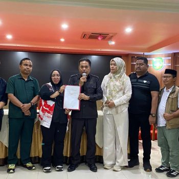 Ketua DPRD Kukar Ahmad Yani bersama TRC PPA Kaltim usai penandatanganan pakta integritas sebagai komitmen mengawal penyelesaian dugaan kasus asusila di Ponpes Ibadurrahman, Senin (15/6/2026).