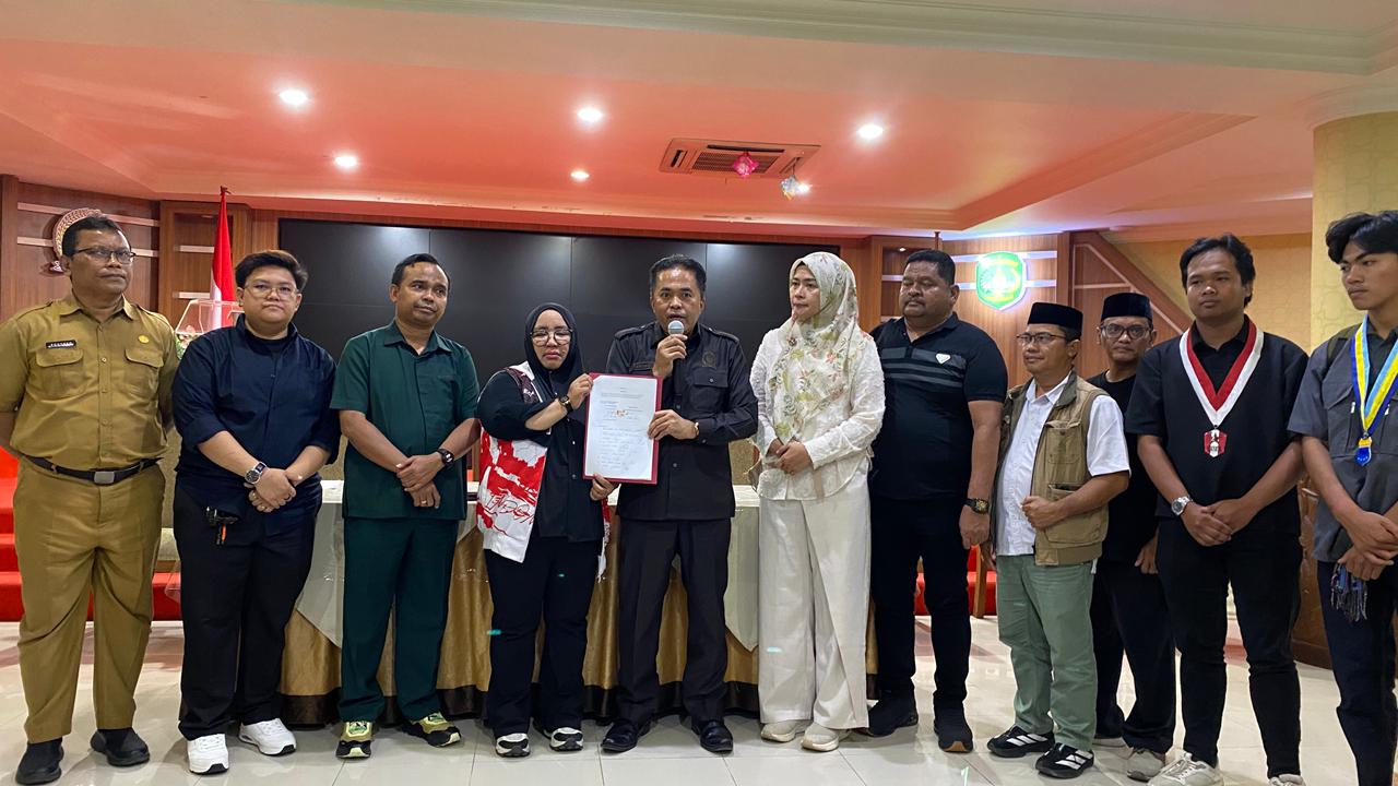 Ketua DPRD Kukar Ahmad Yani bersama TRC PPA Kaltim usai penandatanganan pakta integritas sebagai komitmen mengawal penyelesaian dugaan kasus asusila di Ponpes Ibadurrahman, Senin (15/6/2026).