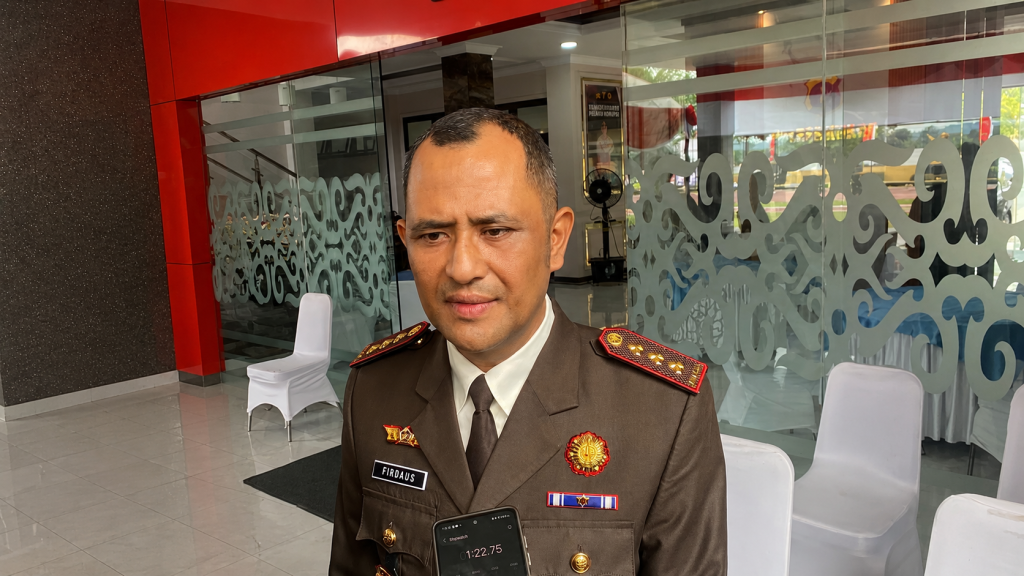 Kepala Kejari Kutai Kartanegara, Tengku Firdaus, memberikan keterangan kepada awak media terkait tindak lanjut temuan Badan Pemeriksa Keuangan (BPK) di Dinas Pendidikan dan Kebudayaan Kukar, Rabu (1/7/2026).