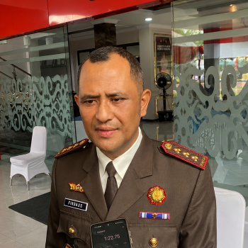 Kepala Kejari Kutai Kartanegara, Tengku Firdaus, memberikan keterangan kepada awak media terkait tindak lanjut temuan Badan Pemeriksa Keuangan (BPK) di Dinas Pendidikan dan Kebudayaan Kukar, Rabu (1/7/2026).