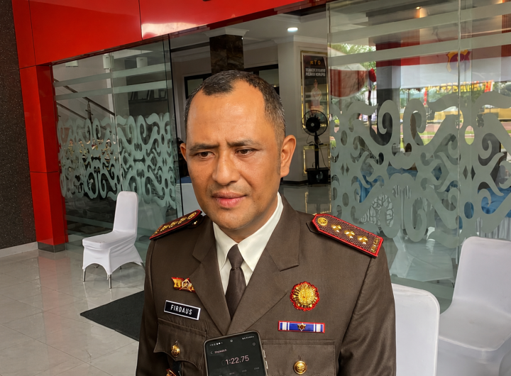 Kepala Kejari Kutai Kartanegara, Tengku Firdaus, memberikan keterangan kepada awak media terkait tindak lanjut temuan Badan Pemeriksa Keuangan (BPK) di Dinas Pendidikan dan Kebudayaan Kukar, Rabu (1/7/2026).
