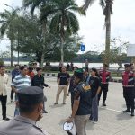 HMI Cabang Kutai Kartanegara menggelar aksi unjuk rasa di depan Kantor Bupati Kukar, Kamis (23/7/2026).