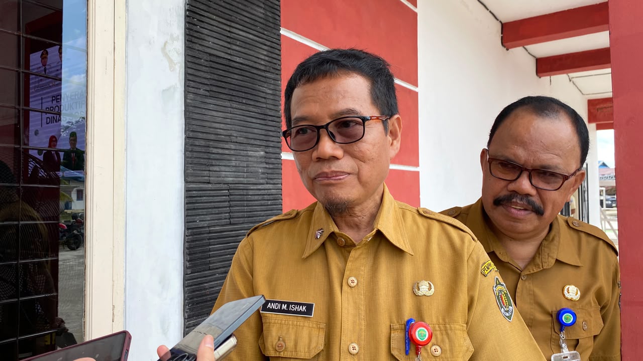 Kepala Dinas Sosial Provinsi Kaltim, Andi Muhammad Ishak, saat memberikan keterangan kepada awak media usai penyaluran Bantuan Usaha Ekonomi Produktif di Tenggarong, Selasa (7/7/2026).