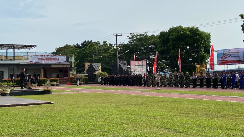 Suasana upacara Hari Bhayangkara ke-80 di Lapangan Upacara Mapolres Kutai Kartanegara berlangsung tertib dan khidmat, Rabu (1/7/2026).