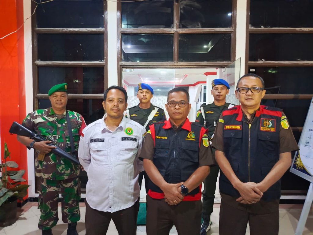 Tim Penyidik Kejati Kaltim menggeledah Kantor Disdikbud Kukar terkait penyidikan dugaan penyimpangan pembayaran insentif guru dan ASN, Senin malam (6/7/2026). (Foto: Istimewa).