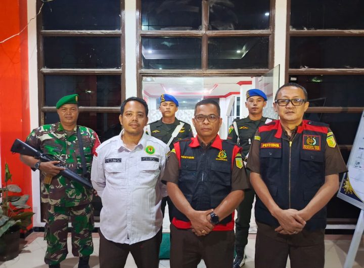 Tim Penyidik Kejati Kaltim menggeledah Kantor Disdikbud Kukar terkait penyidikan dugaan penyimpangan pembayaran insentif guru dan ASN, Senin malam (6/7/2026). (Foto: Istimewa).