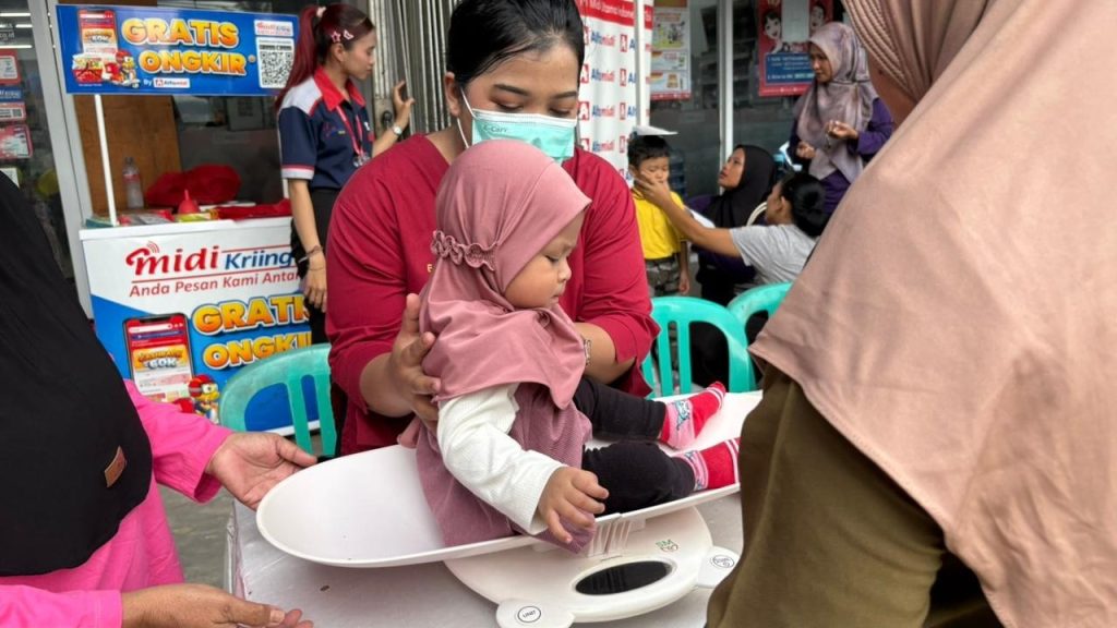 Orang tua bersama balita mengikuti Edukasi Keluarga Balita yang diselenggarakan Alfamidi Cabang Samarinda bekerja sama dengan Puskesmas Teluk Dalam di Gerai Alfamidi L3 Tenggarong, Senin (15/6/2026).