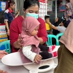 Orang tua bersama balita mengikuti Edukasi Keluarga Balita yang diselenggarakan Alfamidi Cabang Samarinda bekerja sama dengan Puskesmas Teluk Dalam di Gerai Alfamidi L3 Tenggarong, Senin (15/6/2026).