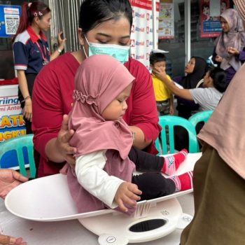 Orang tua bersama balita mengikuti Edukasi Keluarga Balita yang diselenggarakan Alfamidi Cabang Samarinda bekerja sama dengan Puskesmas Teluk Dalam di Gerai Alfamidi L3 Tenggarong, Senin (15/6/2026).