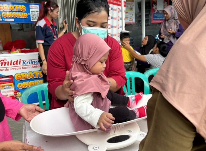 Orang tua bersama balita mengikuti Edukasi Keluarga Balita yang diselenggarakan Alfamidi Cabang Samarinda bekerja sama dengan Puskesmas Teluk Dalam di Gerai Alfamidi L3 Tenggarong, Senin (15/6/2026).