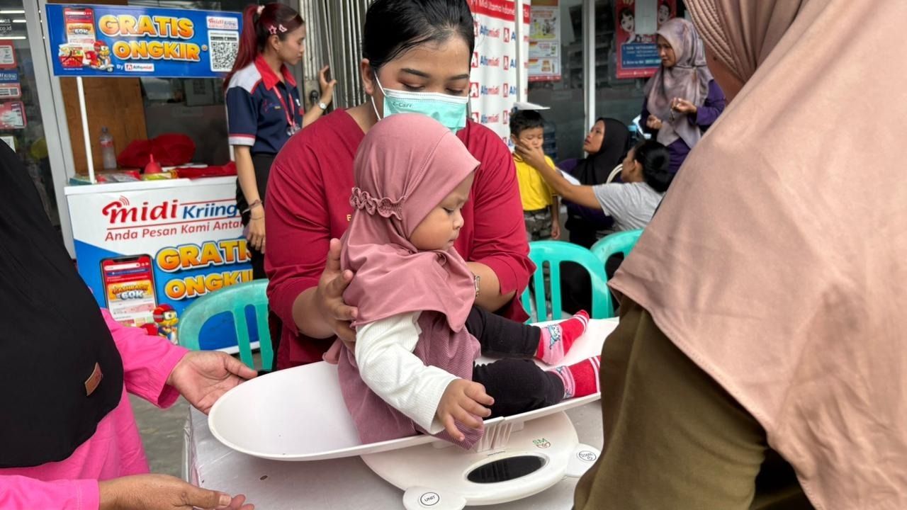 Orang tua bersama balita mengikuti Edukasi Keluarga Balita yang diselenggarakan Alfamidi Cabang Samarinda bekerja sama dengan Puskesmas Teluk Dalam di Gerai Alfamidi L3 Tenggarong, Senin (15/6/2026).