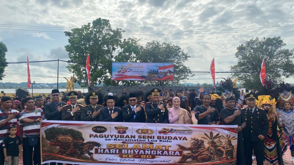 Kesenian tradisional dari paguyuban Loa Kulu menjadi kejutan dalam peringatan Hari Bhayangkara ke-80 di Mapolres Kutai Kartanegara, Rabu (1/7/2026).