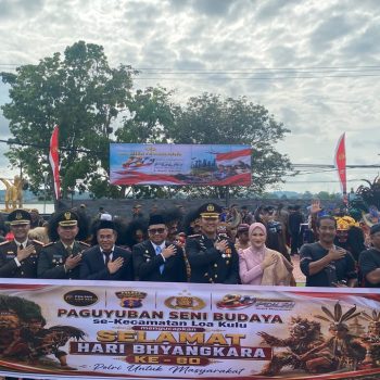Kesenian tradisional dari paguyuban Loa Kulu menjadi kejutan dalam peringatan Hari Bhayangkara ke-80 di Mapolres Kutai Kartanegara, Rabu (1/7/2026).