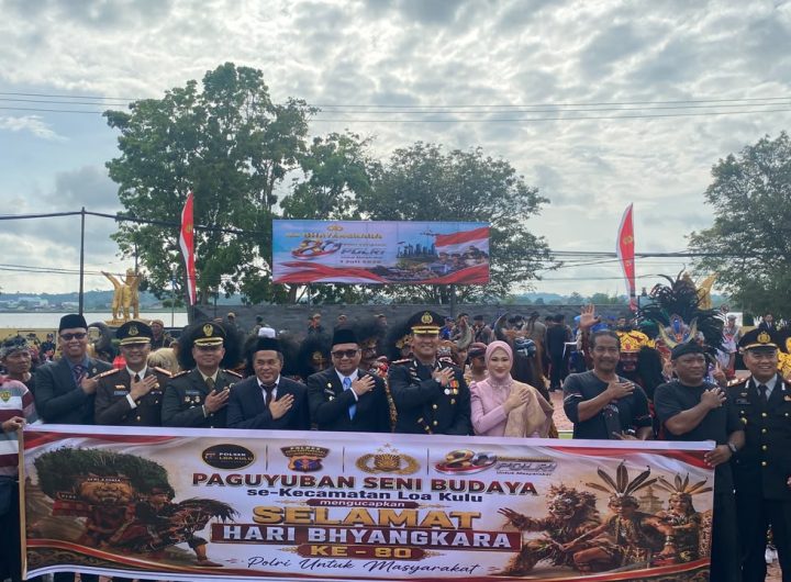 Kesenian tradisional dari paguyuban Loa Kulu menjadi kejutan dalam peringatan Hari Bhayangkara ke-80 di Mapolres Kutai Kartanegara, Rabu (1/7/2026).