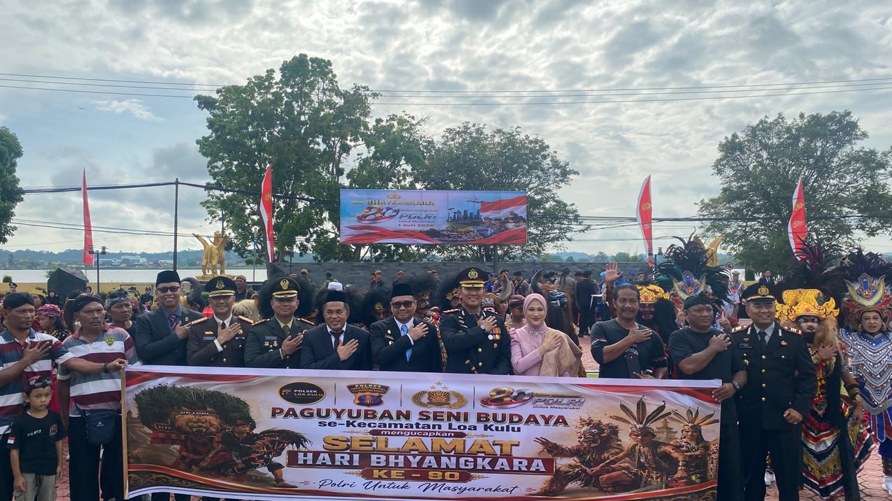 Kesenian tradisional dari paguyuban Loa Kulu menjadi kejutan dalam peringatan Hari Bhayangkara ke-80 di Mapolres Kutai Kartanegara, Rabu (1/7/2026).