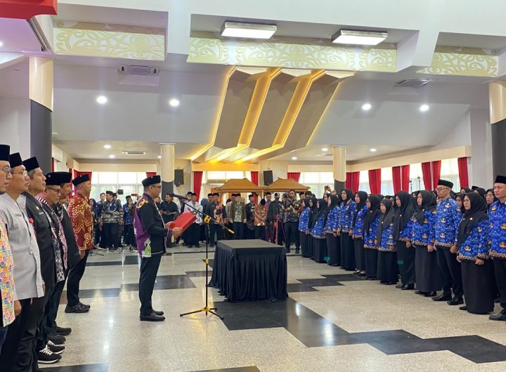 Suasana prosesi pelantikan kepala sekolah dan pejabat fungsional di Pendopo Odah Etam, Kutai Kartanegara, Kamis (9/7/2026).