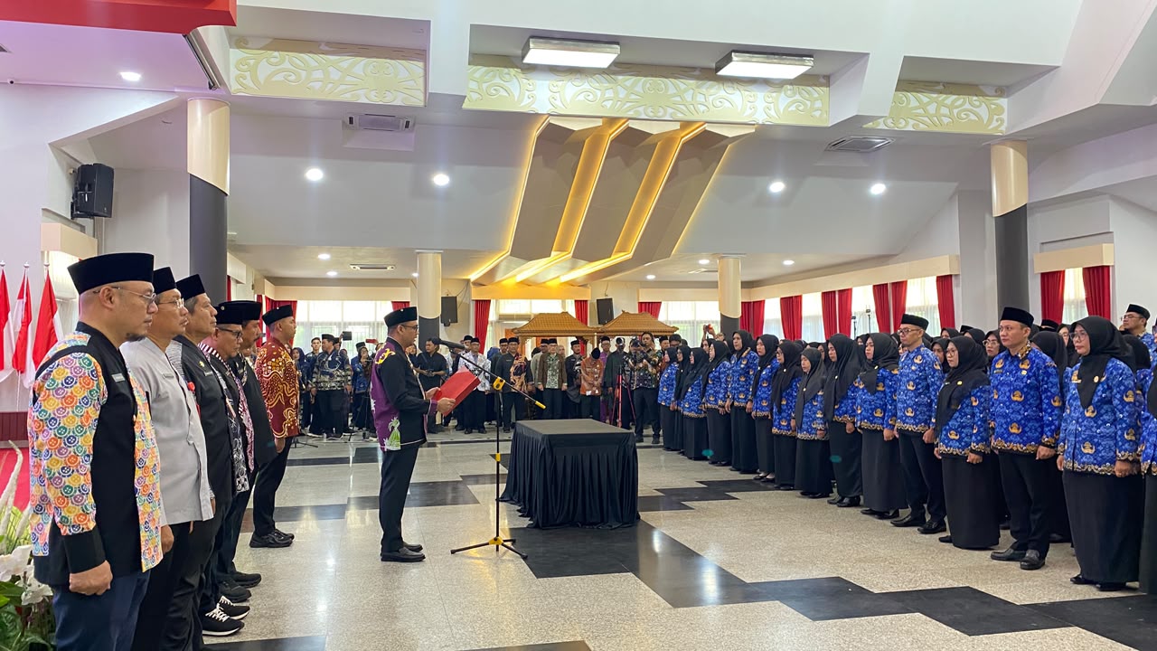 Suasana prosesi pelantikan kepala sekolah dan pejabat fungsional di Pendopo Odah Etam, Kutai Kartanegara, Kamis (9/7/2026).
