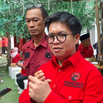 Ketua DPC PDI Perjuangan Kukar, Rendi Solihin, saat memberikan keterangan kepada awak media, Senin (29/6/2026).