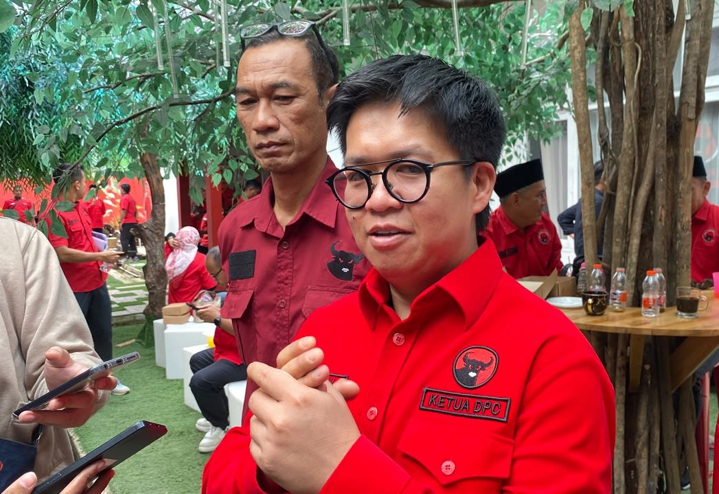 Ketua DPC PDI Perjuangan Kukar, Rendi Solihin, saat memberikan keterangan kepada awak media, Senin (29/6/2026).