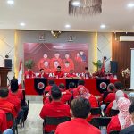 Ketua DPC PDI Perjuangan Kukar, Rendi Solihin, memberikan arahan kepada pengurus PAC dan KSB dalam agenda penyerahan SK kepengurusan di Sekretariat DPC PDI Perjuangan Kukar, Senin (29/6/2026).