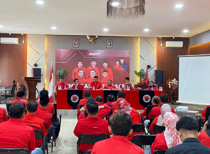 Ketua DPC PDI Perjuangan Kukar, Rendi Solihin, memberikan arahan kepada pengurus PAC dan KSB dalam agenda penyerahan SK kepengurusan di Sekretariat DPC PDI Perjuangan Kukar, Senin (29/6/2026).