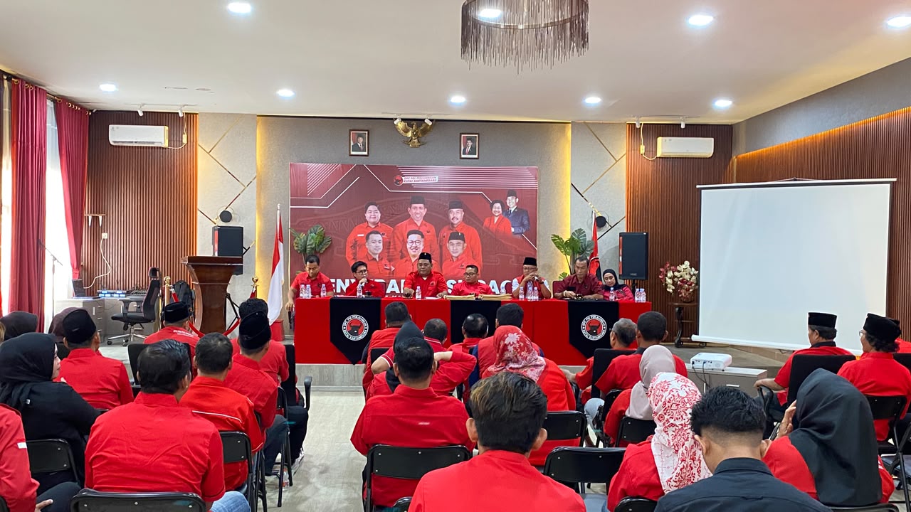 Ketua DPC PDI Perjuangan Kukar, Rendi Solihin, memberikan arahan kepada pengurus PAC dan KSB dalam agenda penyerahan SK kepengurusan di Sekretariat DPC PDI Perjuangan Kukar, Senin (29/6/2026).