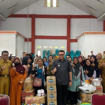 Penyaluran Bantuan Usaha Ekonomi Produktif kepada 50 perempuan pelaku UMKM dan ekonomi kreatif di Kecamatan Tenggarong, Selasa (7/7/2026).
