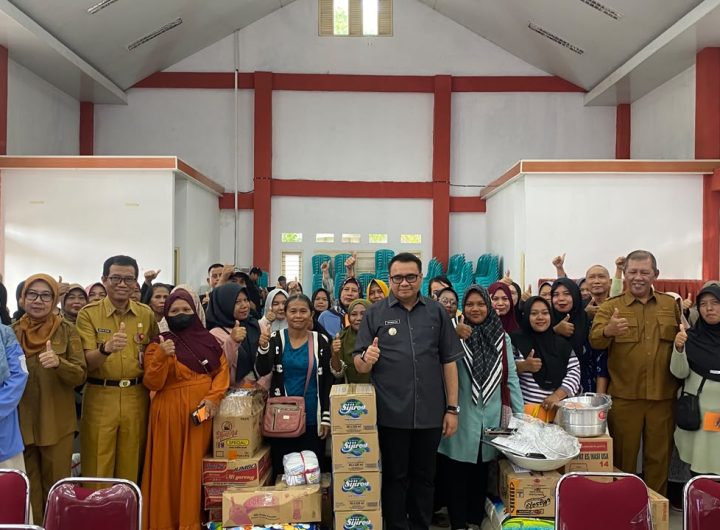 Penyaluran Bantuan Usaha Ekonomi Produktif kepada 50 perempuan pelaku UMKM dan ekonomi kreatif di Kecamatan Tenggarong, Selasa (7/7/2026).
