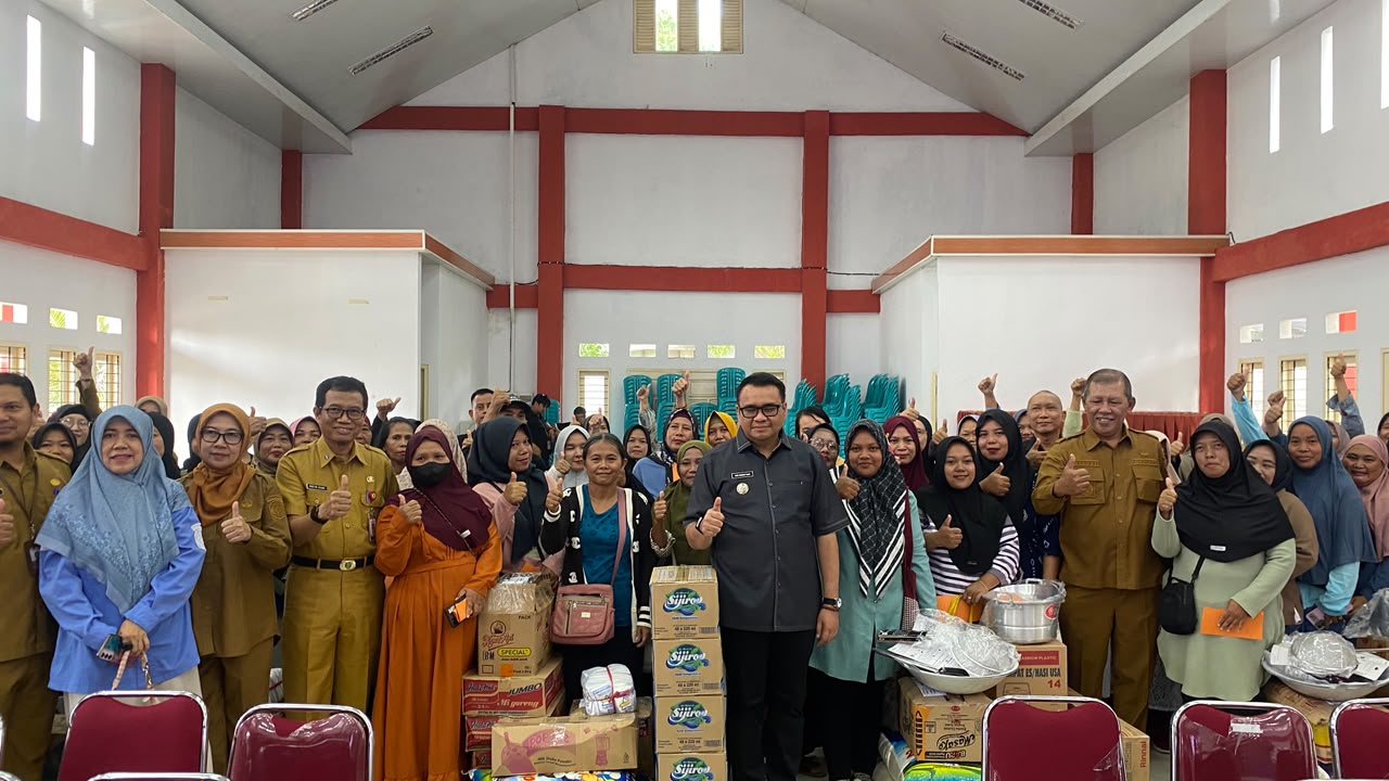 Penyaluran Bantuan Usaha Ekonomi Produktif kepada 50 perempuan pelaku UMKM dan ekonomi kreatif di Kecamatan Tenggarong, Selasa (7/7/2026).