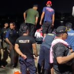 Petugas Disdamkarmatan Kukar bersama warga mengevakuasi pasangan suami istri yang terjun ke Sungai Mahakam di kawasan Turap, Kelurahan Timbau, Tenggarong, Kamis (6/8/2026) malam.