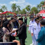 Ketua DPRD Kukar saat menyerahkan ijazah Pendidikan Kesetaraan serta sertifikat lahan sekolah dalam momentum Upacara Detik-Detik Proklamasi dalam rangka memperingati Hari Ulang Tahun (HUT) ke-81.