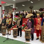 Sultan Kutai Kartanegara Ing Martadipura Aji Muhammad Arifin bersama Bupati dan Wakil Bupati Kukar serta jajaran Forkopimda saat peluncuran Mars dan Himne Kutai Kartanegara.