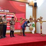 Sultan Kutai Kartanegara Ing Martadipura XXI, Sultan Aji Muhammad Arifin, memukul gong sebagai tanda resmi dimulainya Festival Erau Adat Kutai 2026 di Pendopo Odah Etam Tenggarong.
